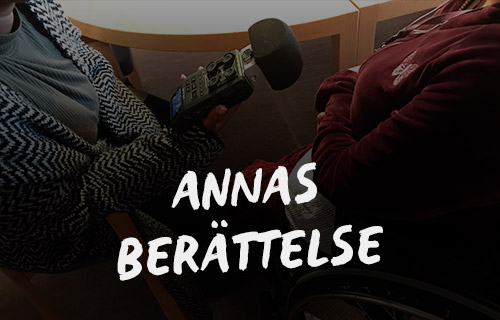 Två personers knän,en mikrofon och texten "Poddradio: Annas berättelse".